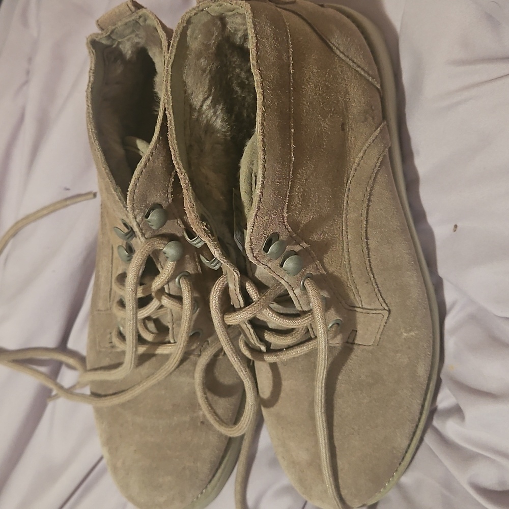 Ugg shoes size 7.5 tan.